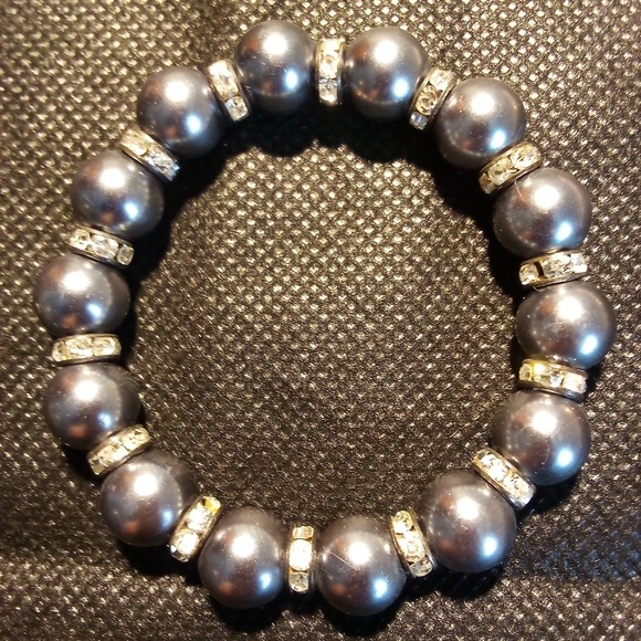 Bracelet with Smokey Gray faux pearls and Clear Crystals - Picture 4 of 4